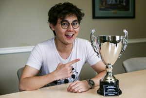 Student showman suddenly a magic big shot